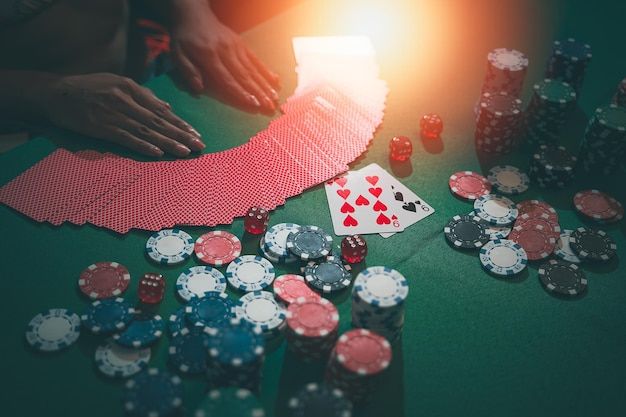 Photo woman wearing bikini dealer or croupier shuffles poker cards in a casino on the background of a tableasain woman holding two playing cards casino poker poker game concept