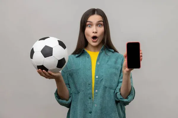 Shocked Surprised Woman Dark Hair Holding Showing Blank Display Smartphone — Stock Photo, Image