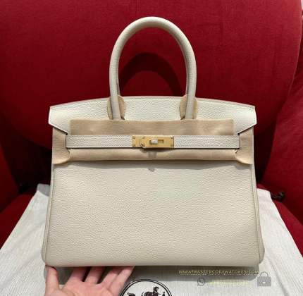 Cover image for Master Copy Bags That Stay Fashionable Year After Year